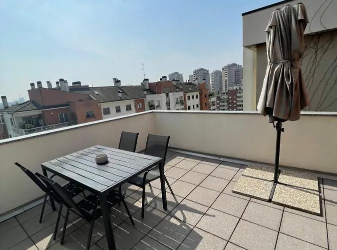 Elegant Apartment In Milan With Panoramic Terrace